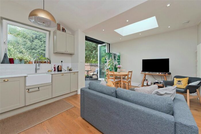 2 Bedroom Flat To Rent In Union Road, London, SW4