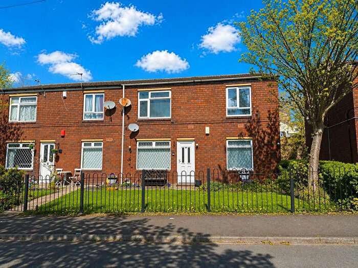 2 Bedroom Flat For Sale In Welham Walk, Bradford, BD3