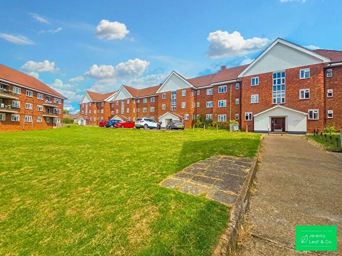 3 Bedroom Flat For Sale In Elmshurst Crescent, London, N2