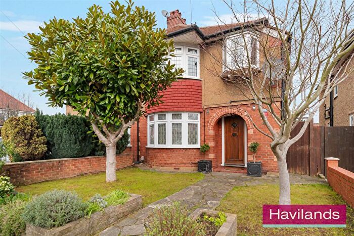 3 Bedroom Semi Detached House For Sale In Ridge Road, London, N21