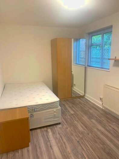 Studio To Rent In Queens Road, Hendon NW4