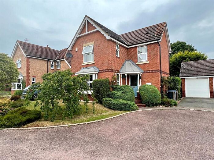 3 Bedroom Detached House For Sale In Dickens Drive, Old Stratford, Milton Keynes, MK19