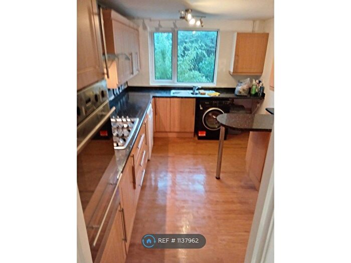 3 Bedroom Flat To Rent In Glenridding Close, Oldham, OL1
