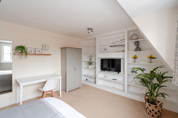 2 Bedroom Flat To Rent In Castle Mews, St Thomas Street, Oxford, OX1