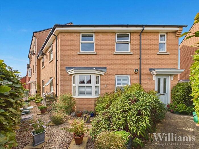2 Bedroom Flat For Sale In Paradise Orchard, Aylesbury, HP18
