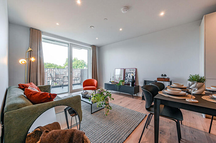 3 Bedroom Flat To Rent In Uncle Deptford, Deptford, London, SE8