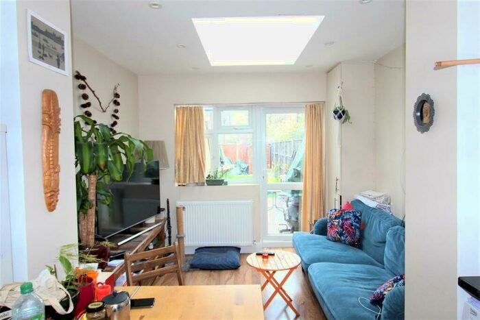 1 Bedroom Apartment To Rent In Lausanne Road, Hornsey, N8