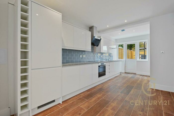 3 Bedroom Flat To Rent In Hook Road, Surbiton, KT6