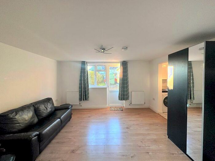 1 Bedroom Ground Flat To Rent In Nicoll Place, London, NW4