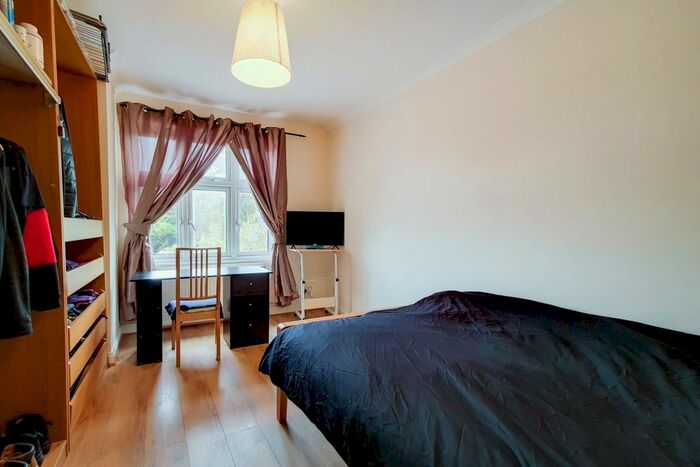 3 Bedroom Flat To Rent In Western Avenue, Ealing, London, W3