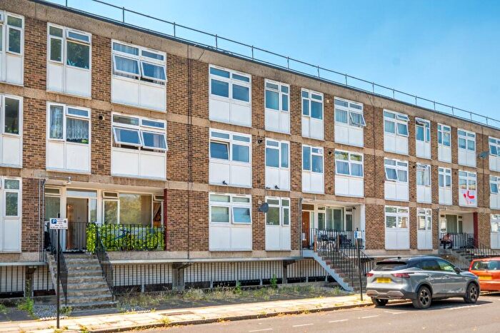 3 Bedroom Duplex For Sale In Lorrimore Square, Walworth, London, SE17