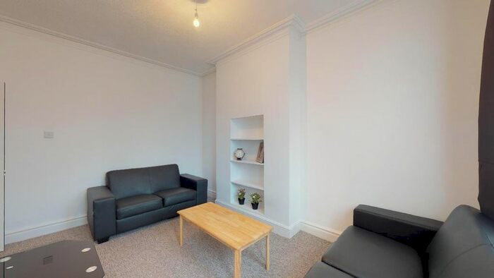 5 Bedroom Flat To Rent In Pitshanger Lane, Ealing, W5