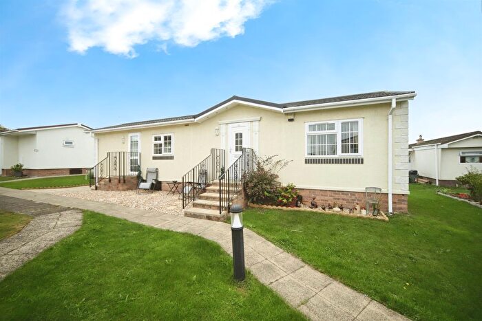 2 Bedroom Mobile/park Home For Sale In Ivy House Park, Henlade, Taunton, TA3