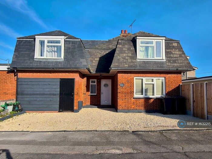 4 Bedroom Semi-Detached House To Rent In Keer Avenue, Canvey-Island - South-End-On-Sea - Essex, SS8