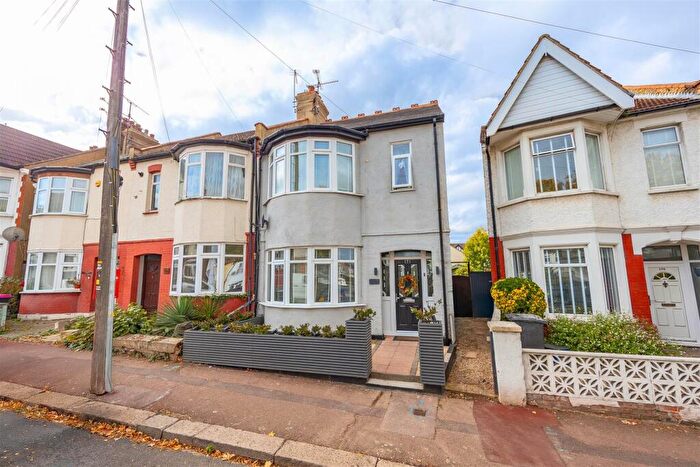 3 Bedroom End Of Terrace House For Sale In Ramuz Drive, Westcliff-On-Sea, SS0