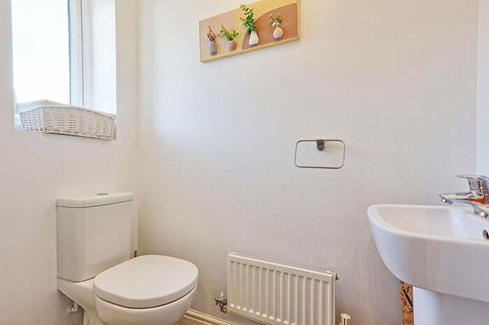 3 Bedroom End Of Terrace House For Sale In Falcon Avenue, South Ockendon, Thurrock, RM15
