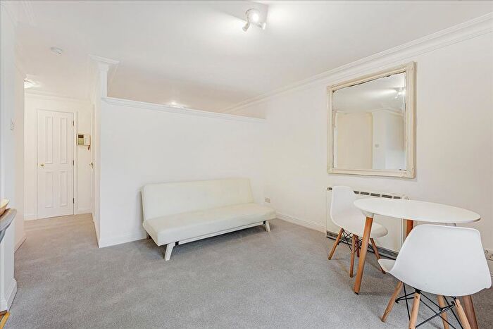1 Bedroom Flat To Rent In Brompton Park Crescent, Fulham, London, SW6