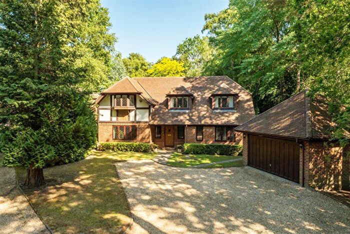 5 Bedroom Detached House For Sale In Warren Lane, Finchampstead, Berkshire, RG40