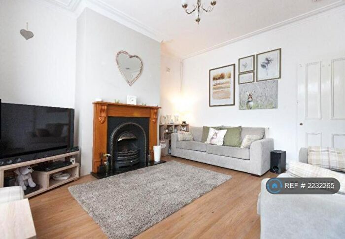 2 Bedroom End Of Terrace House To Rent In Rosemont Grove, Leeds, LS13