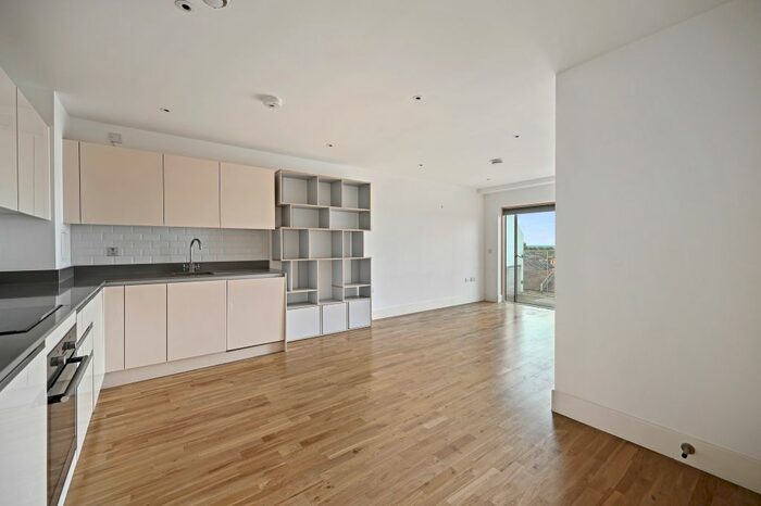 2 Bedroom Flat To Rent In Streatham High Road, London, SW16