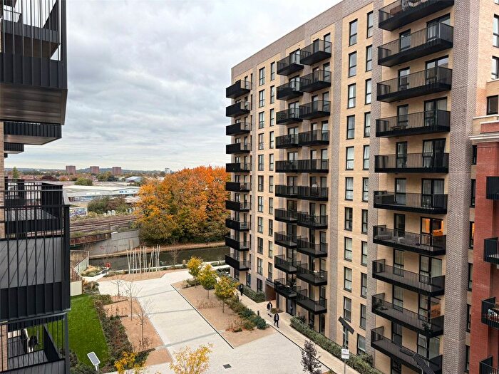 2 Bedroom Flat To Rent In Hayes Village, Nestles Avenue, Hayes, Middlesex, UB3