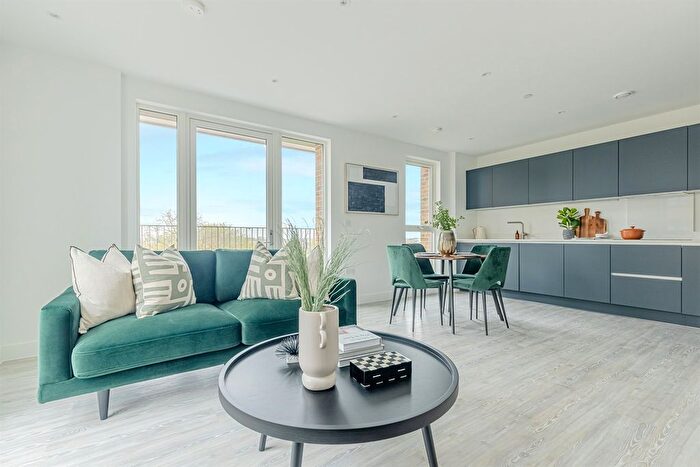 2 Bedroom Flat To Rent In Clovelly Road, Hounslow, TW3