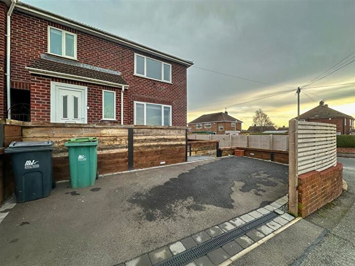 3 Bedroom End Of Terrace House To Rent In Thorpe Hill Drive, Heanor, DE75
