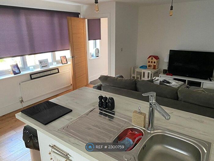 2 Bedroom Flat To Rent In Old Mission Hall, Tunbridge Wells, TN1