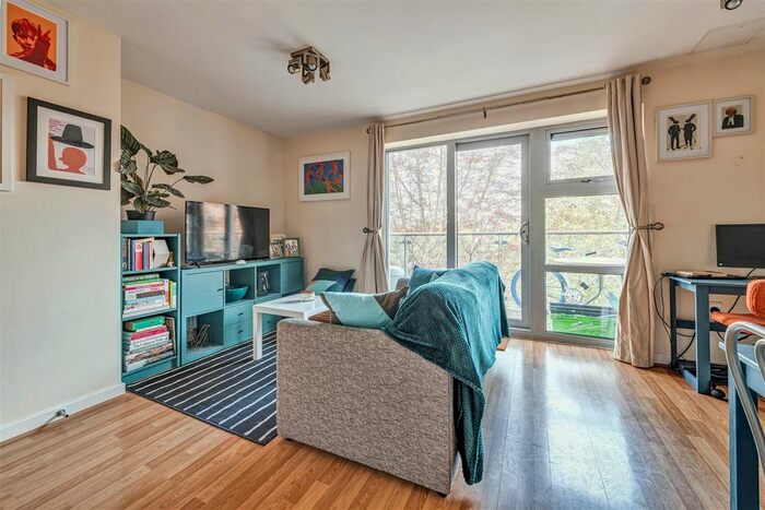 1 Bedroom Flat To Rent In Queen Mary Avenue, South Woodford, E18