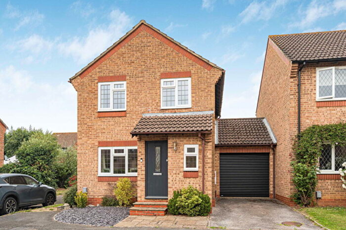 3 Bedroom Link Detached House For Sale In Suffolk Drive, Weybrook Park, GU4