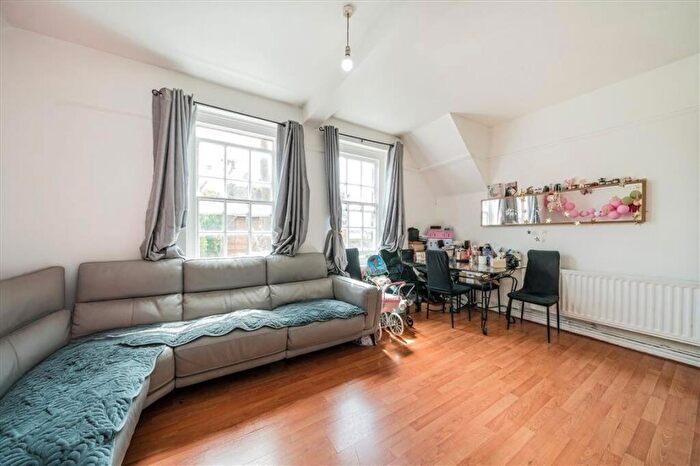 3 Bedroom Flat For Sale In Palissy Street, Shoreditch High Street, E2