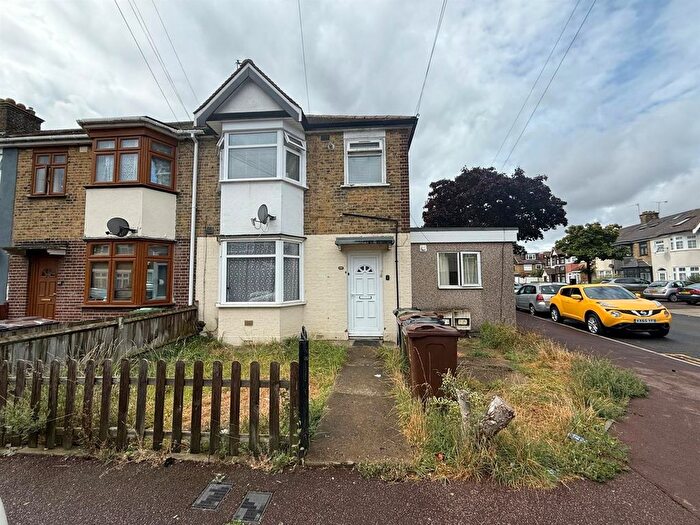 1 Bedroom Flat To Rent In Winstead Gardens, Dagenham, RM10