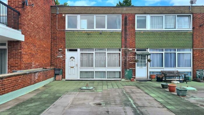 3 Bedroom Apartment To Rent In High Road, Whetstone, N20