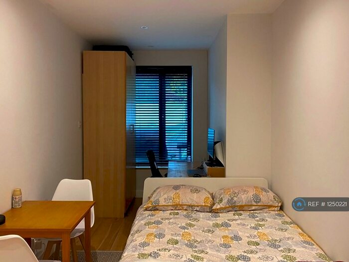 Studio To Rent In Oak Way, London, N14