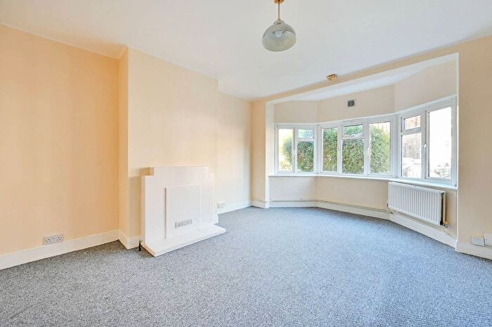 2 Bedroom Flat To Rent In The Bittoms, Kingston, Kingston Upon Thames, KT1