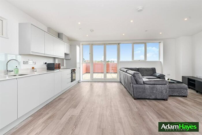 2 Bedroom Penthouse For Sale In Edgewood Mews, Finchley, N3