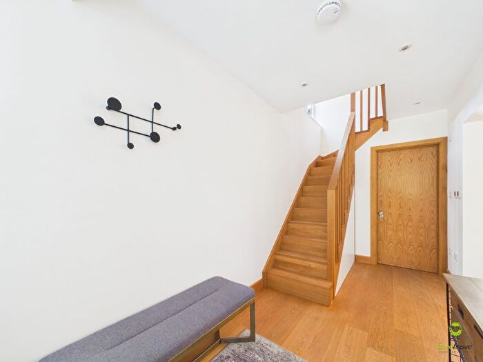 3 Bedroom Detached House For Sale In New Road, London, SE2