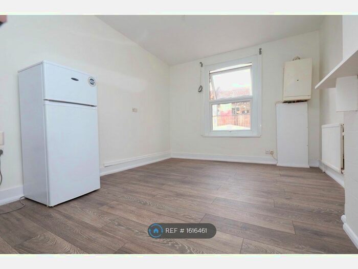 Studio To Rent In Green Lanes, London, N4