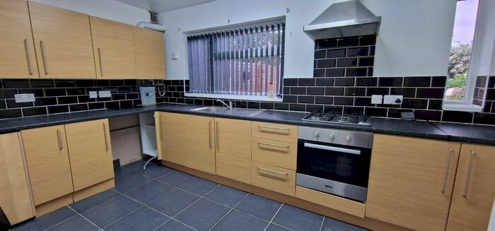 3 Bedroom Semi-Detached House To Rent In Yew Tree Road, Walsall, WS5