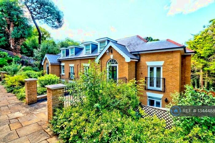 2 Bedroom Flat To Rent In Glebe Knoll, Bromley, BR2