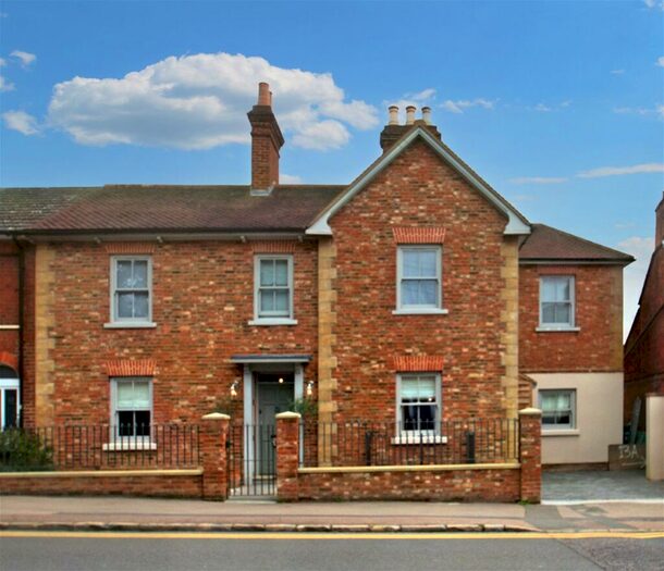 2 Bedroom Apartment To Rent In Dunstable Street, Ampthill, Bedford, MK45