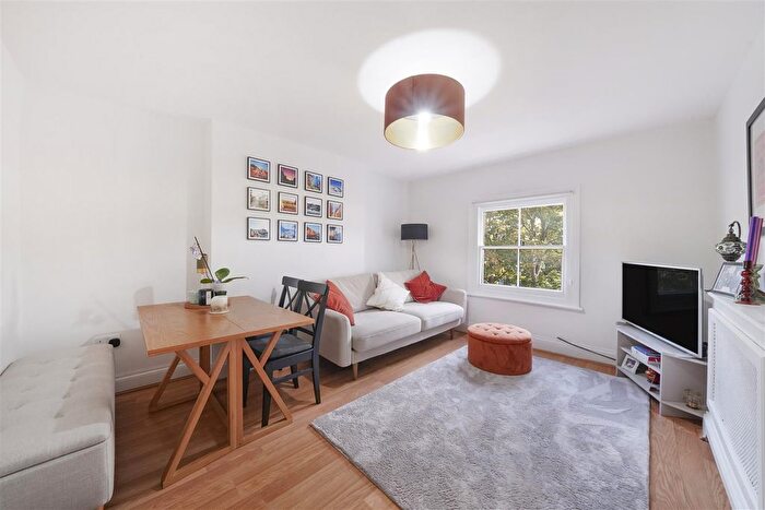 3 Bedroom Flat For Sale In Cathnor Road, Shepherd's Bush, London, W12