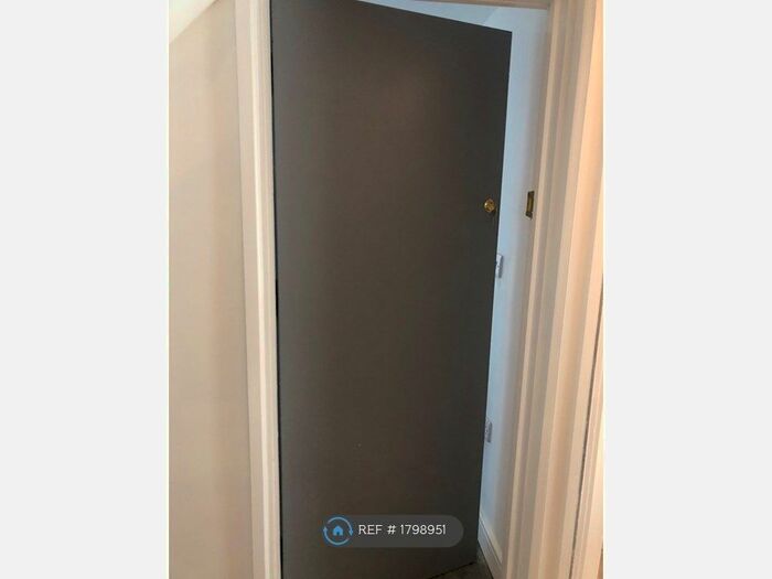 2 Bedroom Flat To Rent In School Green Road, Freshwater, PO40