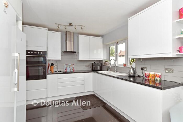 3 Bedroom End Of Terrace House For Sale In Ingleby Road, Dagenham, Essex, RM10