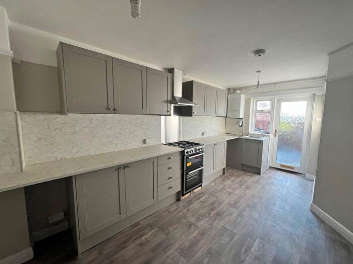 3 Bedroom Flat To Rent In High Street, Caterham, CR3