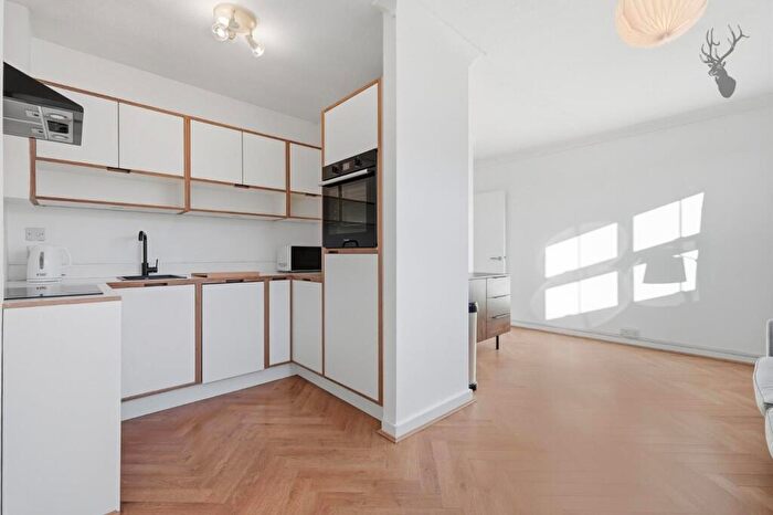 1 Bedroom Flat To Rent In Roman Road, Bow, E3