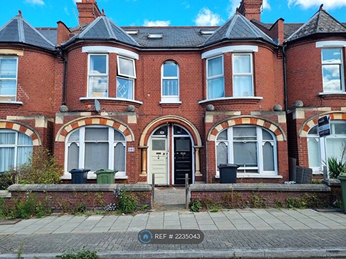 3 Bedroom Flat To Rent In Radbourne Road, London, SW12