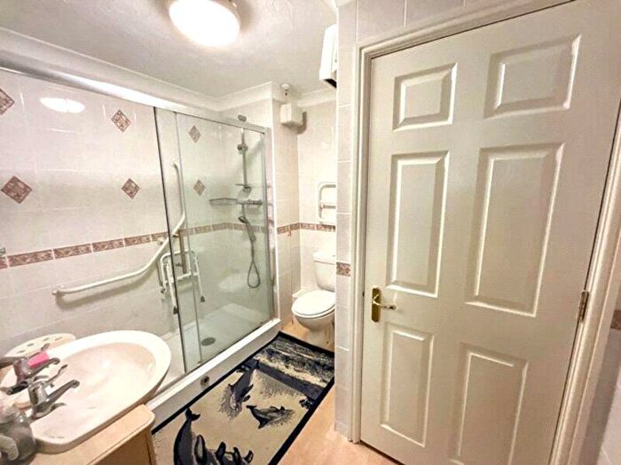 2 Bedroom Flat For Sale In Stour Road, Christchurch, Dorset, BH23