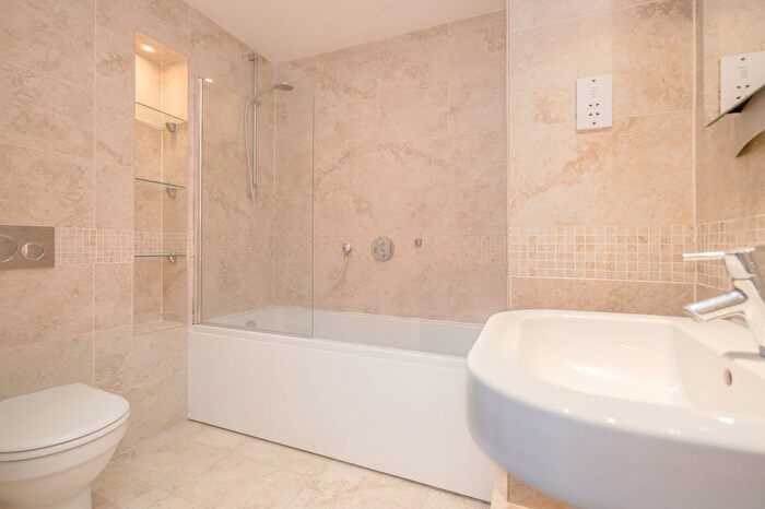 2 Bedroom Flat To Rent In Albury Road, Guildford, Surrey, GU1