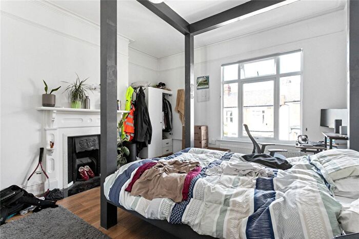 3 Bedroom Flat To Rent In Holmleigh Road, London, N16